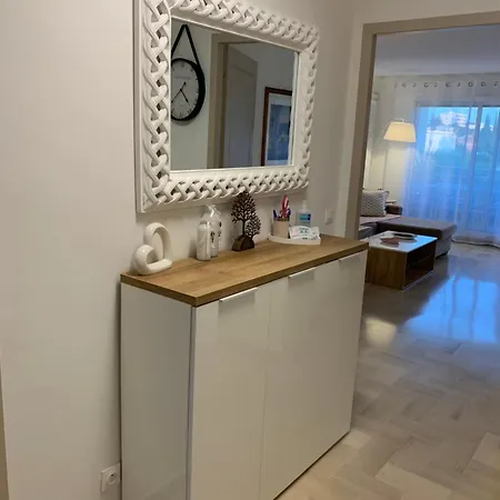 Superbe 2 Pièces Moderne Refait à Neuf, Piscine ! *