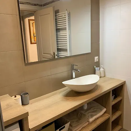 Superbe 2 Pièces Moderne Refait à Neuf, Piscine ! * Antibes