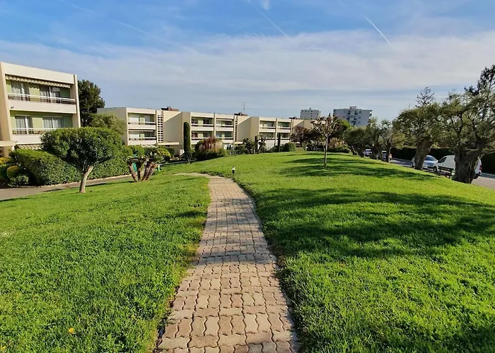 Superbe 2 Pieces Moderne Refait A Neuf, Piscine !